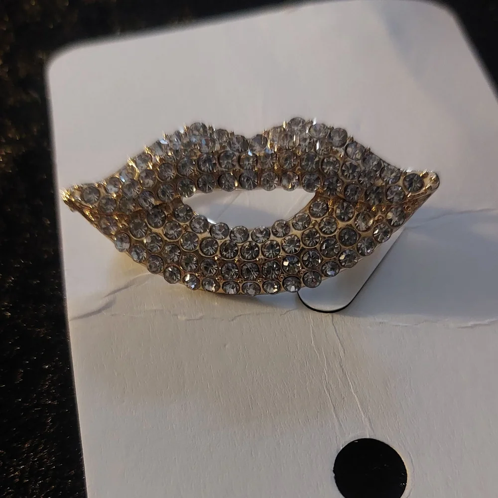 Kiss Me with this Cute Silver Rhinestone Lips Brooch